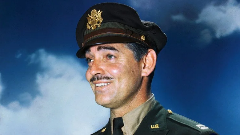 Clark Gable souriant en uniforme de l'Air Force