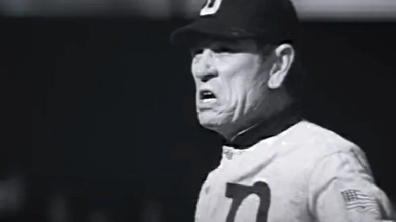 Tommy Lee Jones dans le rôle du joueur de baseball Ty Cobb dans le film Cobb