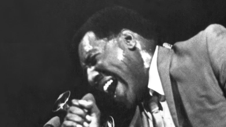 Otis Redding chantant au micro