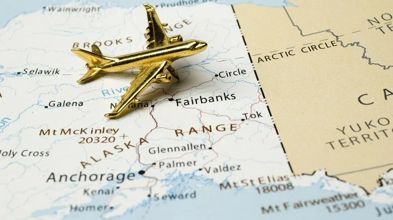 Carte de l'Alaska avec un avion miniature
