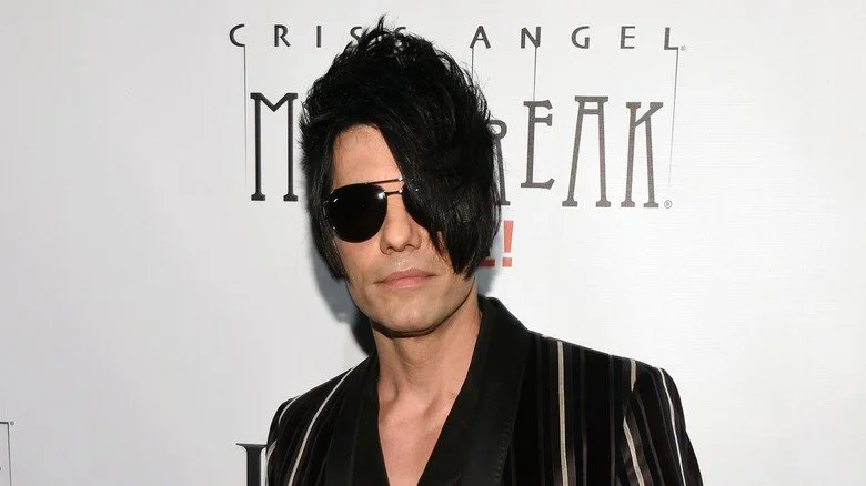 Criss Angel au Mindfreak Live, cheveux dans le visage avec lunettes de soleil