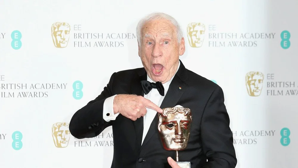 Mel Brooks tenant un BAFTA