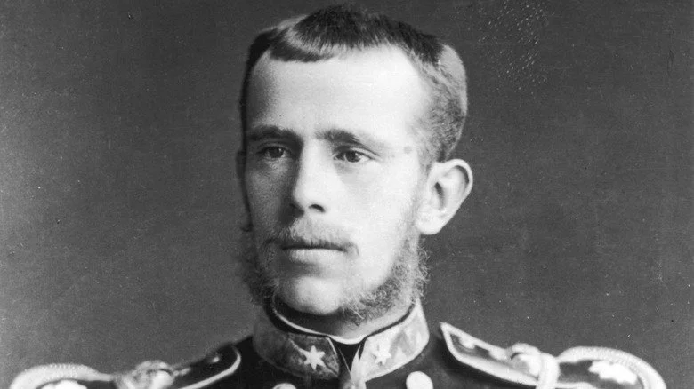 Prince Rudolf en uniforme militaire avec une barbe