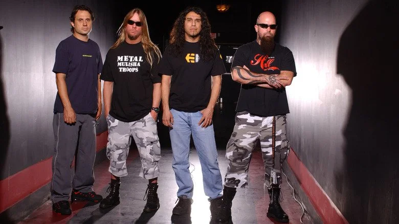 Dave Lombardo, Jeff Hanneman, Tom Araya et Kerry King de Slayer posent ensemble en 2002