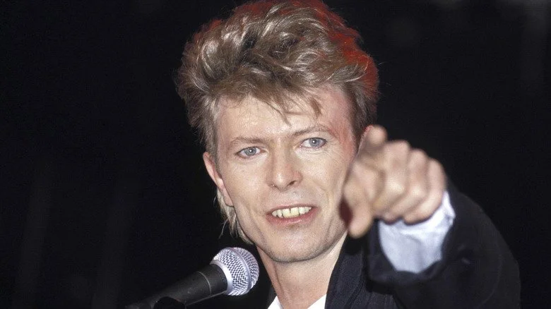 David Bowie avec un microphone