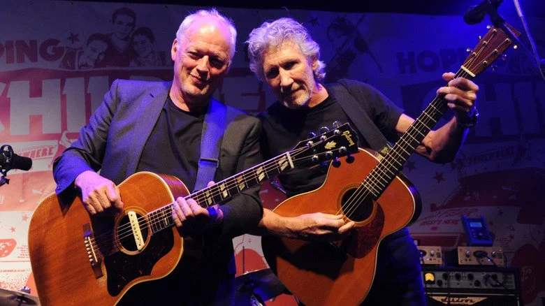 David Gilmour et Roger Waters jouent de la guitare ensemble sur scène lors d'un concert caritatif