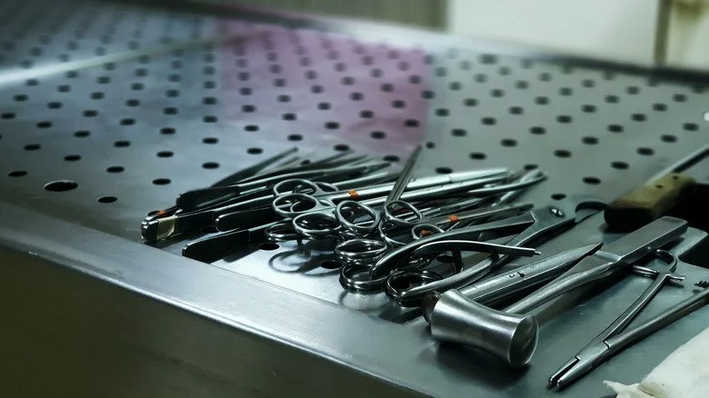 Outils d'autopsie sur une table