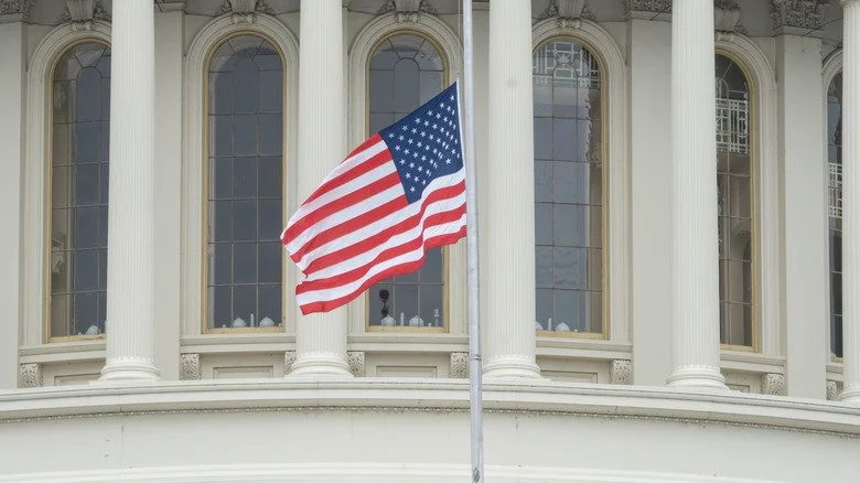 Drapeau flottant à l'envers