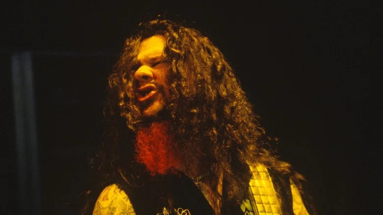 Dimebag Darrell en train de jouer de la guitare sur scène