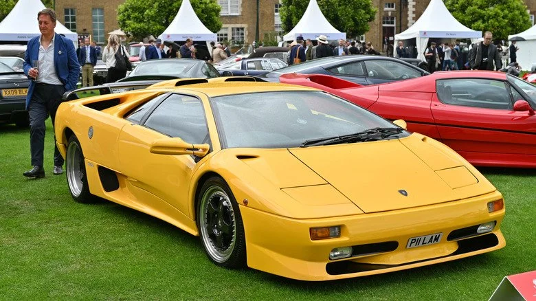 Lamborghini Diablo jaune 1997 lors d'un salon automobile
