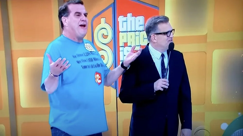 Drew Carey et un candidat debout ensemble