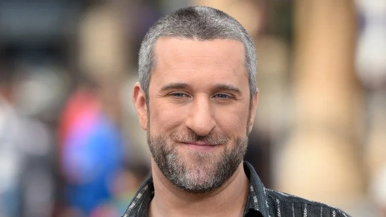 Dustin Diamond avec des cheveux gris en train de sourire