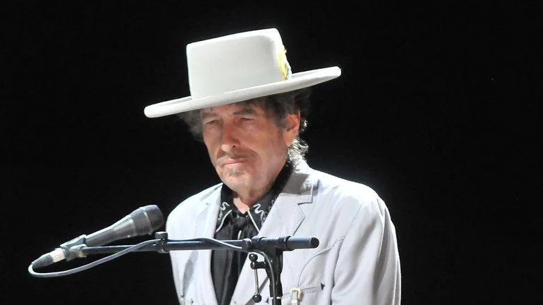 Bob Dylan en tenue blanche avec un chapeau