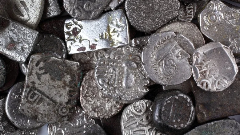 Gros plan de pièces anciennes en argent