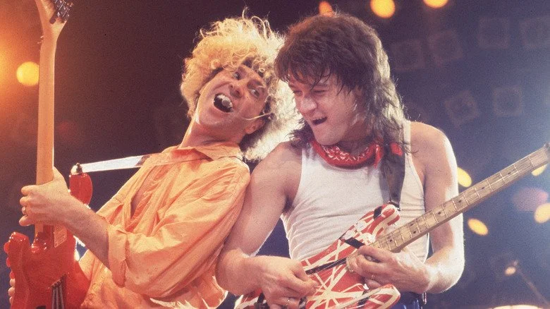 Sammy Hagar et Eddie Van Halen jouant de la guitare dos à dos