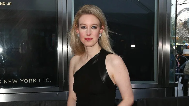 Elizabeth Holmes en tenue formelle
