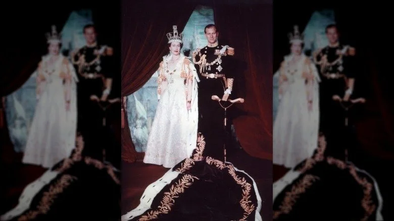 Reine Elizabeth II et le Prince Philip en tenue de couronnement royal