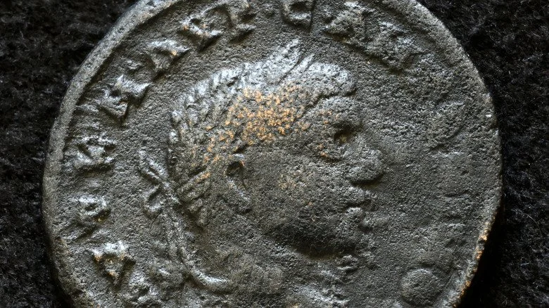 Pièce grise abîmée de l'empereur Elagabalus portant des lauriers