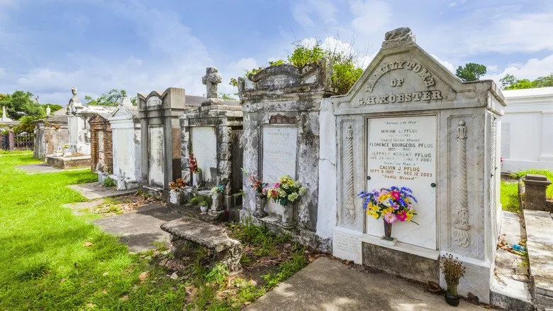 Alignement de mausolées à la Nouvelle-Orléans