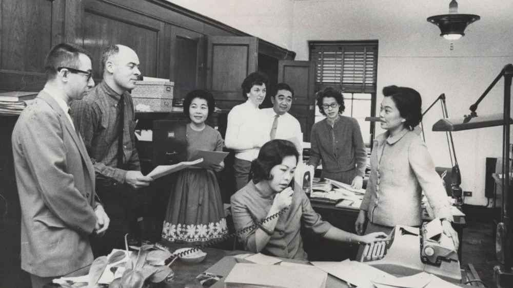 Patsy Mink avec son équipe dans leurs bureaux