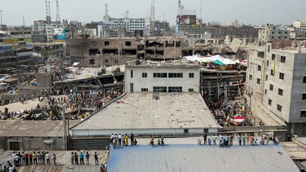 Rana Plaza avec des personnes parmi les débris