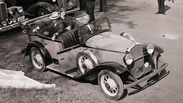 Franklin D. Roosevelt au volant de sa Plymouth PA Phaeton