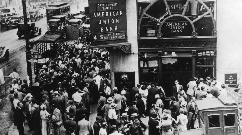 Personnes autour d'une banque durant la crise