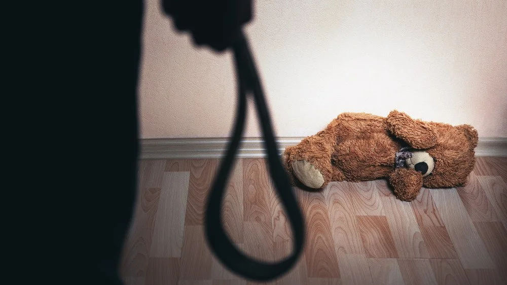 Ceinture menaçante, symbole des abus paternels