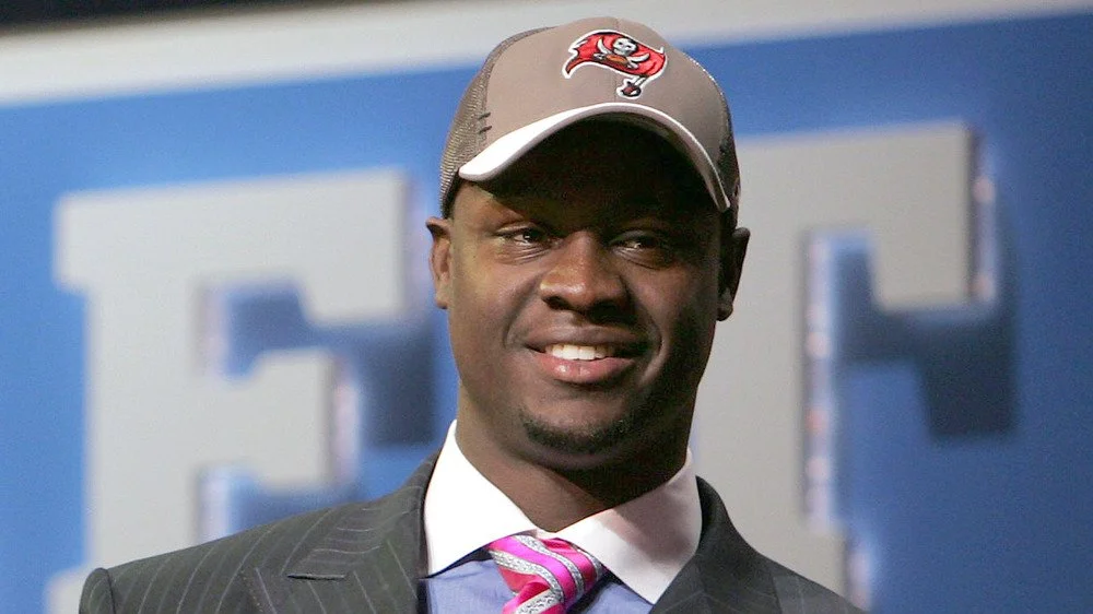 Gaines Adams portant une casquette de baseball