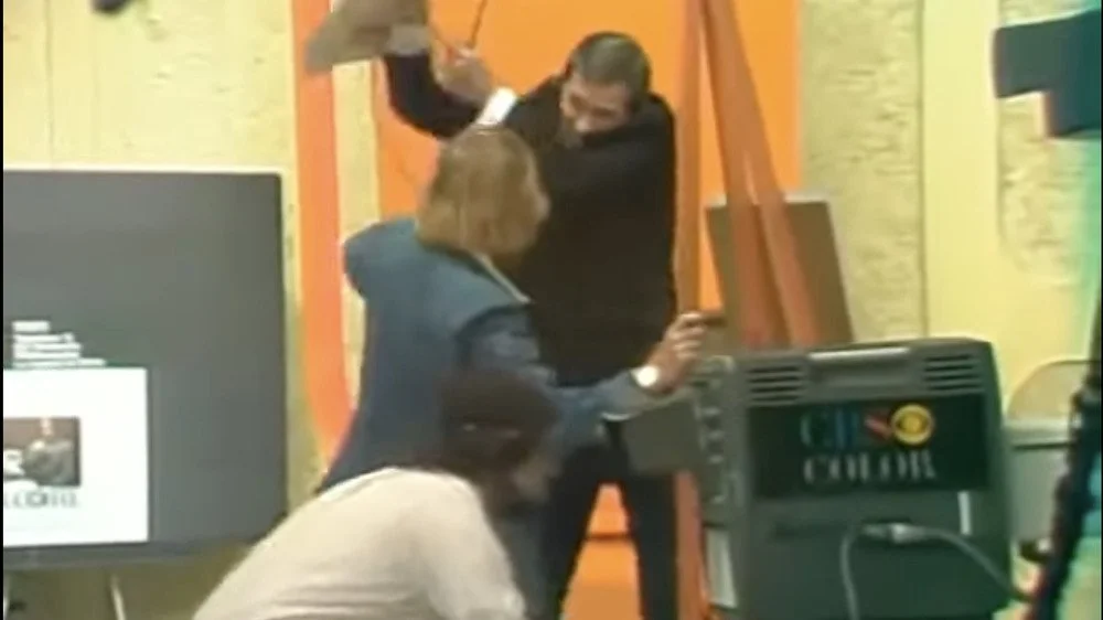 Gene Rayburn en train de battre le producteur