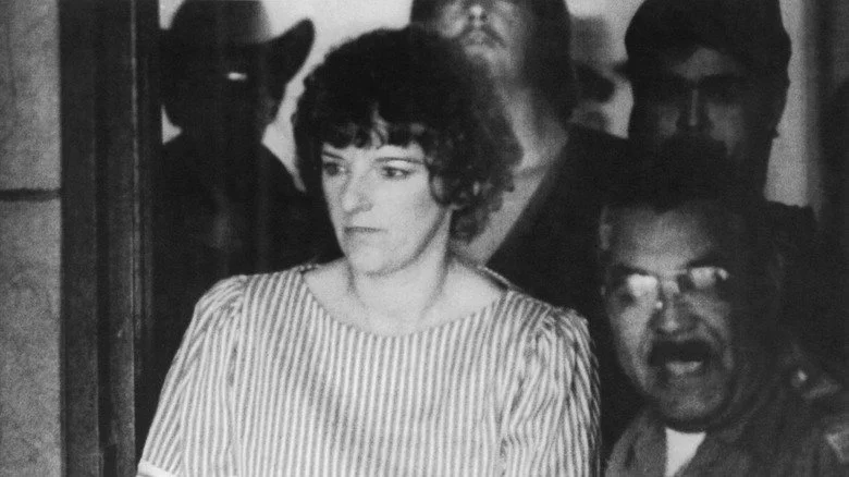 Genene Jones en garde à vue