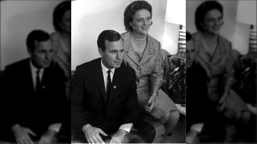 George et Barbara Bush assis pendant la campagne pour le Sénat