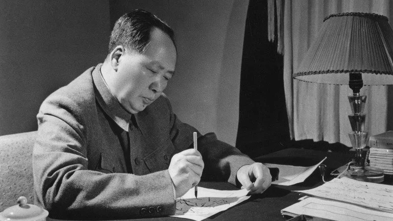 Mao à un bureau