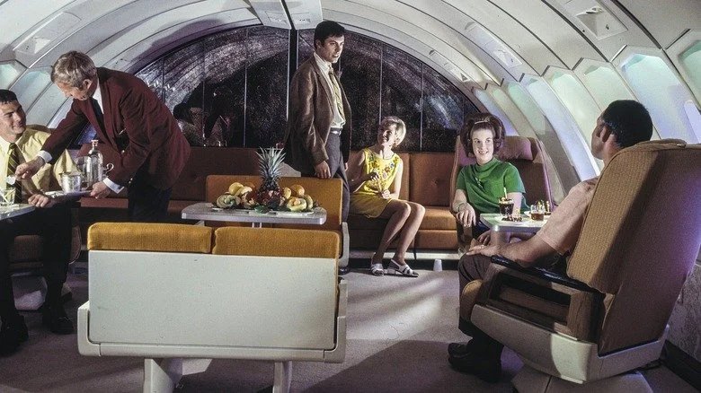 Passagers profitant de cocktails dans un salon à bord