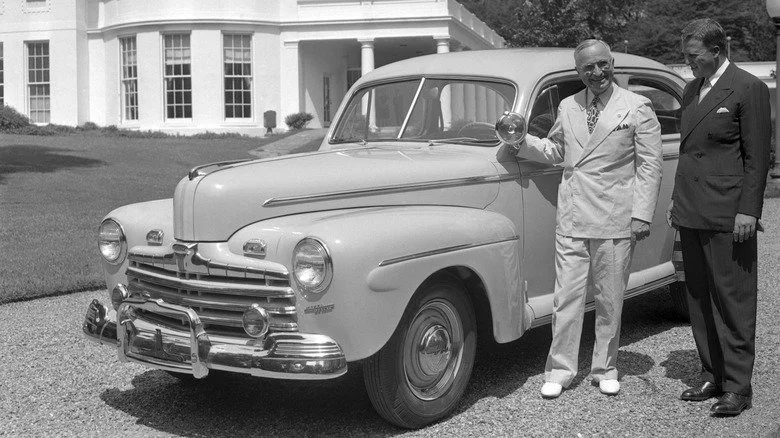Harry Truman recevant une voiture de Henry Ford Jr. devant la Maison Blanche
