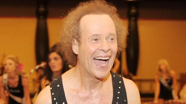 Richard Simmons riant durant un cours de hula hoop