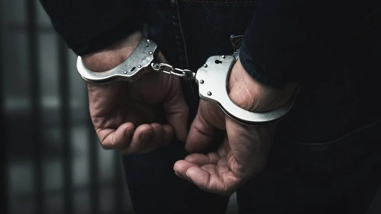 Les mains d'un homme menottées