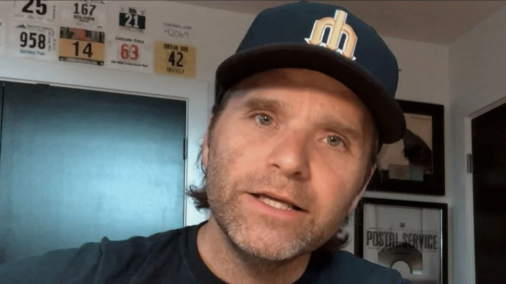 Gibbard lors d'une performance en live stream