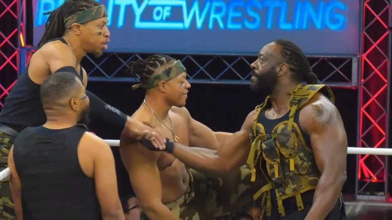 Booker T serrant la main des étudiants