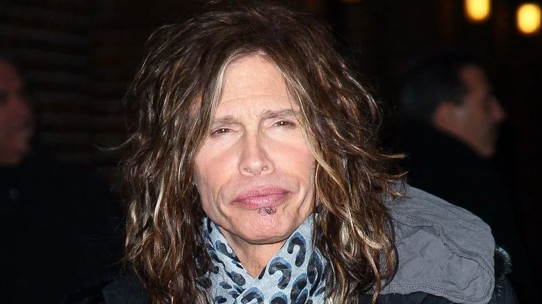 Steven Tyler regardant la caméra en janvier 2011