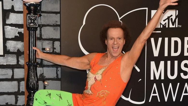 Richard Simmons faisant un signe de la main lors des MTV VMAs