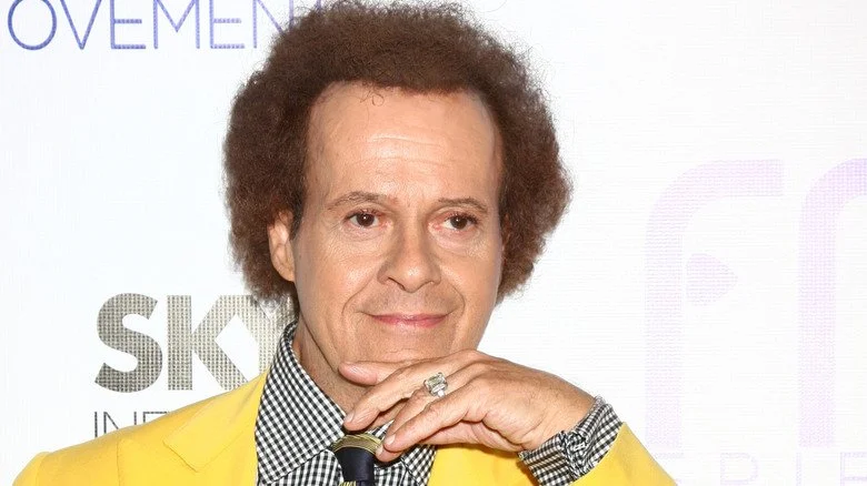 Richard Simmons posant la tête sur sa main