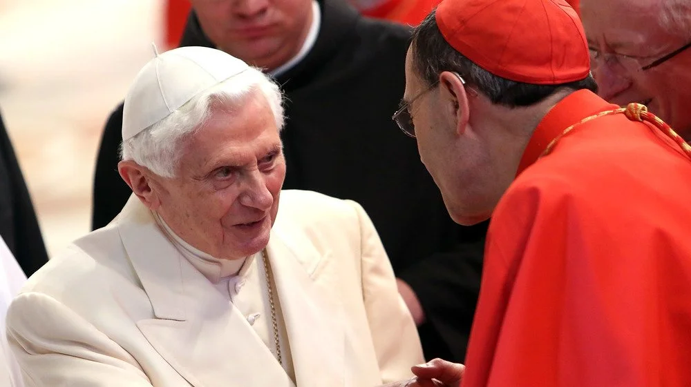 Le pape Benoît XVI accueille un visiteur