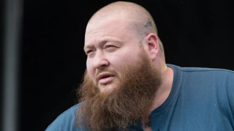 Action Bronson plissant les yeux