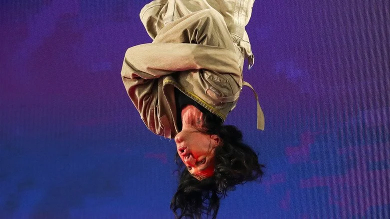 Criss Angel à l'envers en camisole de force sur scène