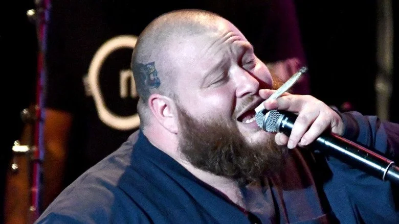 Action Bronson avec un micro et un blunt à la main