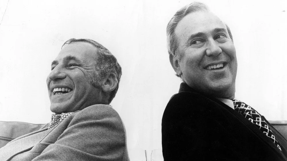Mel Brooks et Carl Reiner posent pour une photo promotionnelle