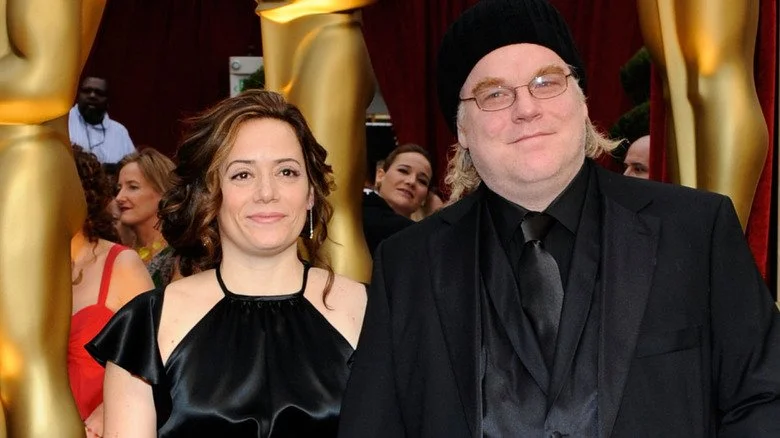 Mimi O'Donnell et Philip Seymour Hoffman vêtus de noir aux Oscars