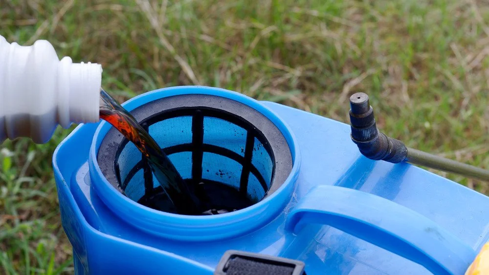 Remplissage d’un pulvérisateur d’herbicide