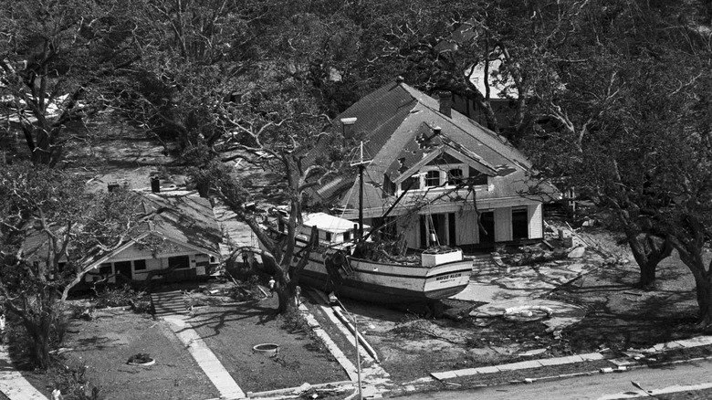 bateau emporté par l'ouragan Camille